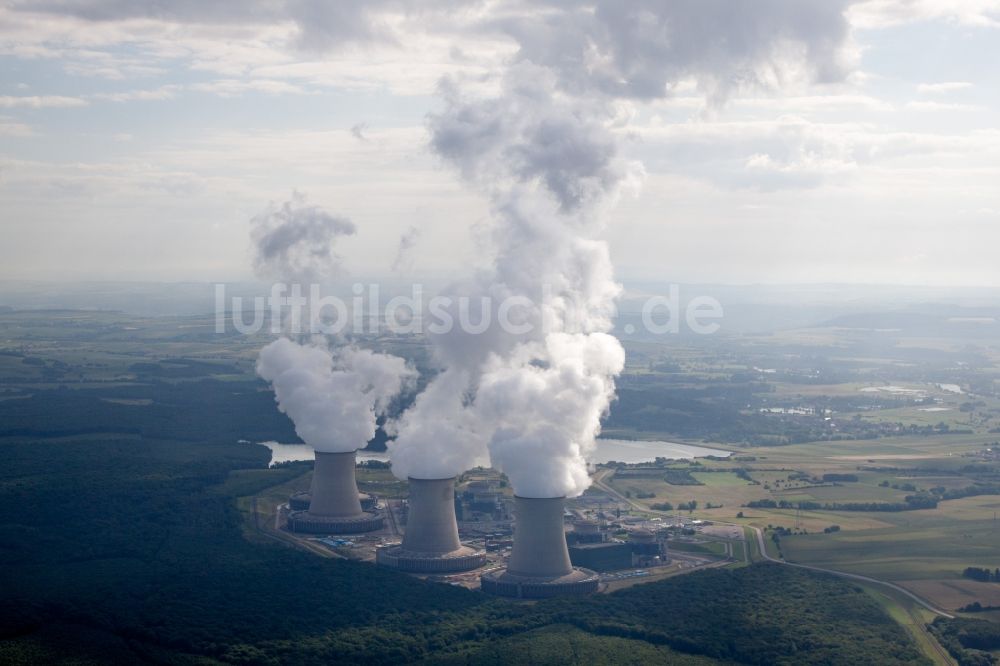 Luftbild Cattenom - Rauchwolken über dem Kernkraftwerk Cattenom Nuclear Power Plant in Cattenom in Grand Est, Frankreich