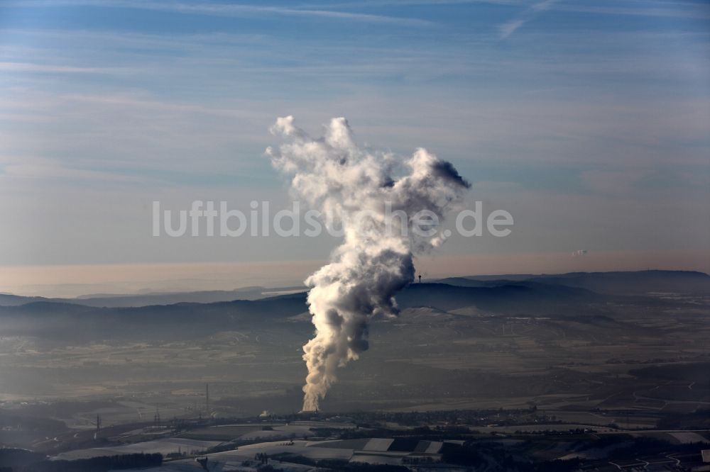 Luftbild Neckarwestheim - Rauchwolken am Horizont über dem Kernkraftwerk in Neckarwestheim im Bundesland Baden-Württemberg