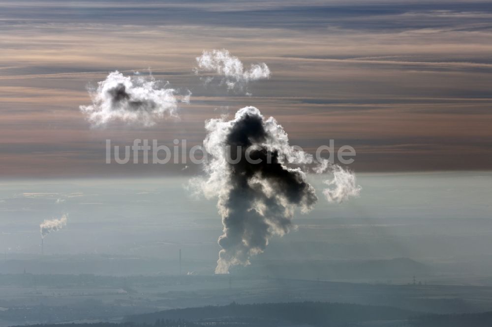 Luftaufnahme Neckarwestheim - Rauchwolken am Horizont über dem Kernkraftwerk in Neckarwestheim im Bundesland Baden-Württemberg