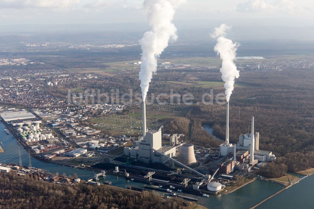 Luftbild Karlsruhe - Rauchwolken am Horizont über dem Kohlekraftwerk in Karlsruhe im Bundesland Baden-Württemberg, Deutschland
