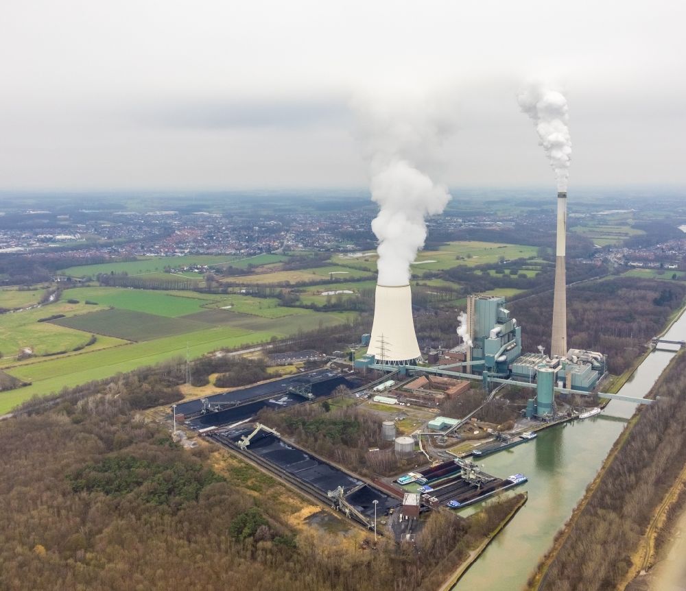 Luftbild Bergkamen - Rauchwolken am Horizont über dem Steinkohlekraftwerk in Bergkamen im Bundesland Nordrhein-Westfalen, Deutschland