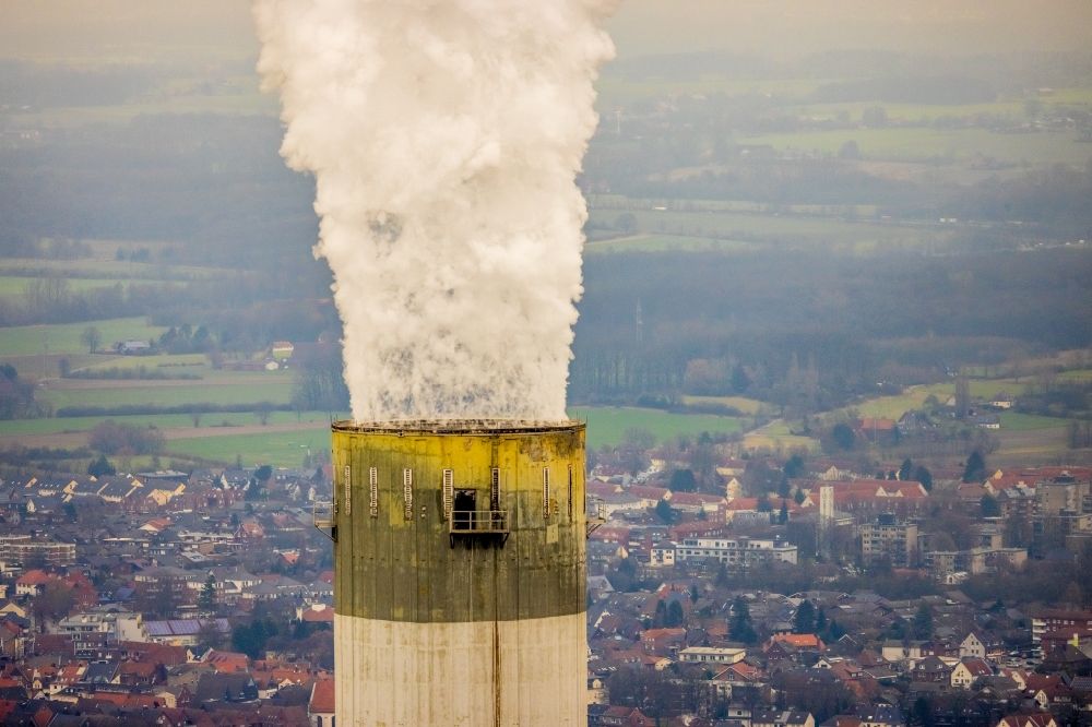 Bergkamen von oben - Rauchwolken am Horizont über dem Steinkohlekraftwerk in Bergkamen im Bundesland Nordrhein-Westfalen, Deutschland