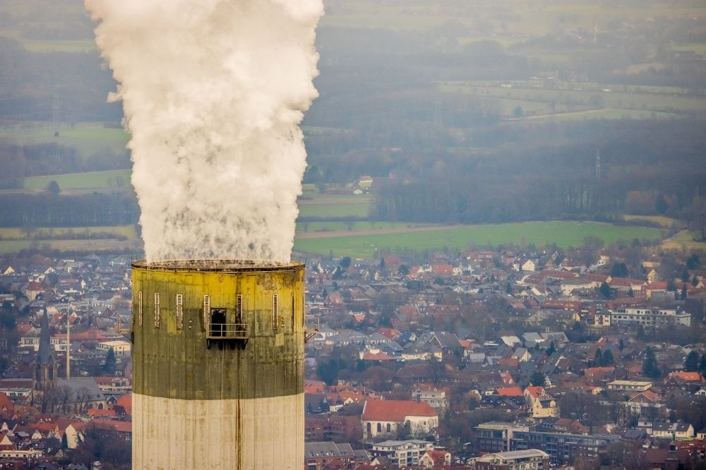 Bergkamen aus der Vogelperspektive: Rauchwolken am Horizont über dem Steinkohlekraftwerk in Bergkamen im Bundesland Nordrhein-Westfalen, Deutschland