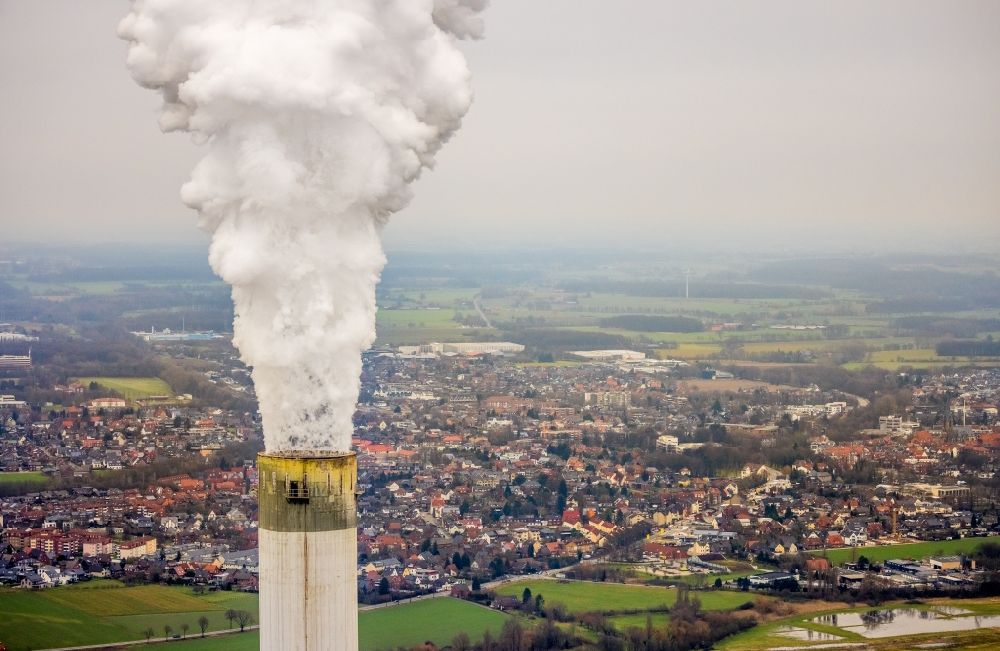 Luftaufnahme Bergkamen - Rauchwolken am Horizont über dem Steinkohlekraftwerk in Bergkamen im Bundesland Nordrhein-Westfalen, Deutschland