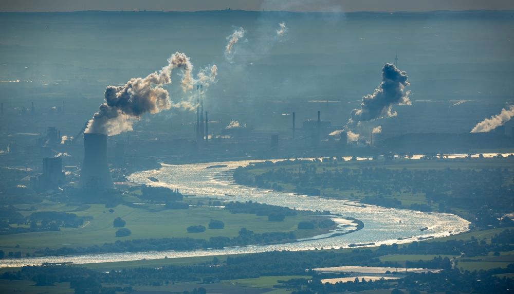 Luftbild Duisburg - Rauchwolken am Horizont über dem Steinkohlekraftwerk in Duisburg unmittelbar am Fluss- Verlauf des Rhein im Bundesland Nordrhein-Westfalen