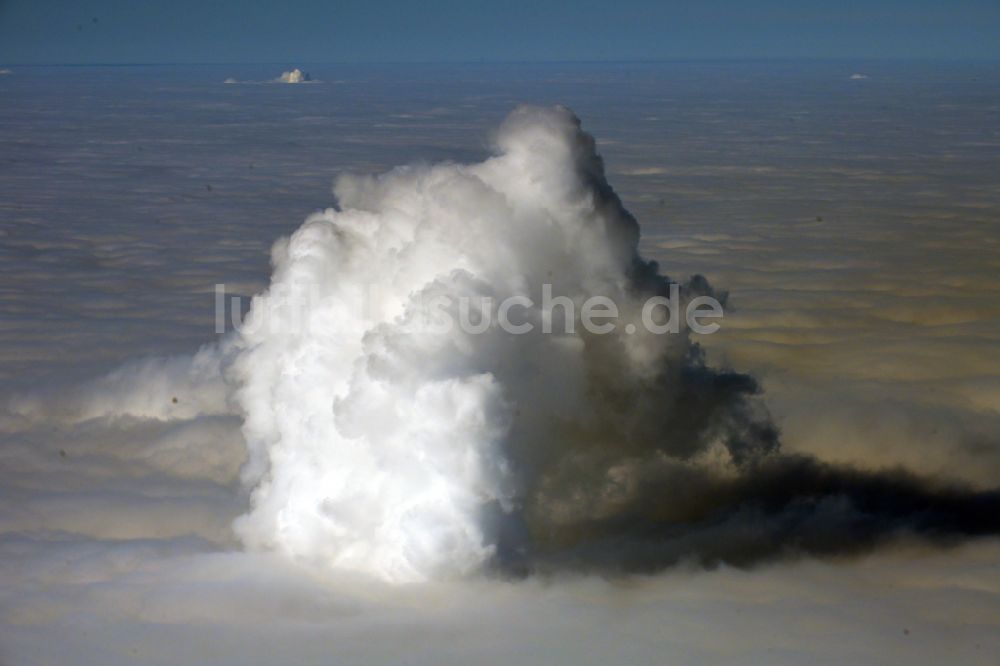 Luftbild Lippendorf - Rauchwolken Kraftwerksanlagen des Heizkraftwerkes in Lippendorf im Bundesland Sachsen, Deutschland