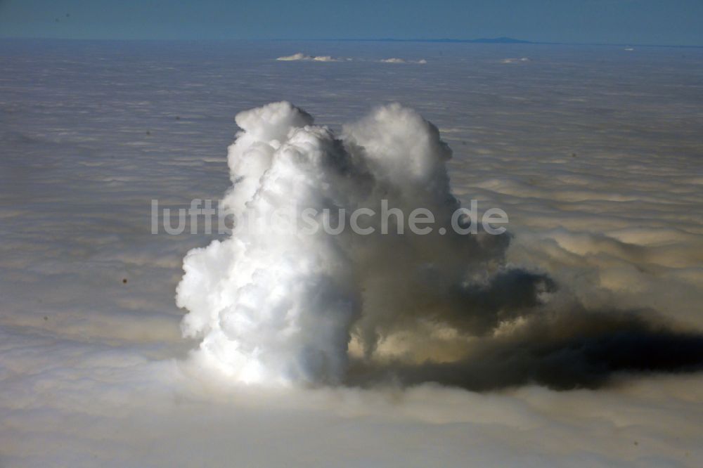 Lippendorf von oben - Rauchwolken Kraftwerksanlagen des Heizkraftwerkes in Lippendorf im Bundesland Sachsen, Deutschland
