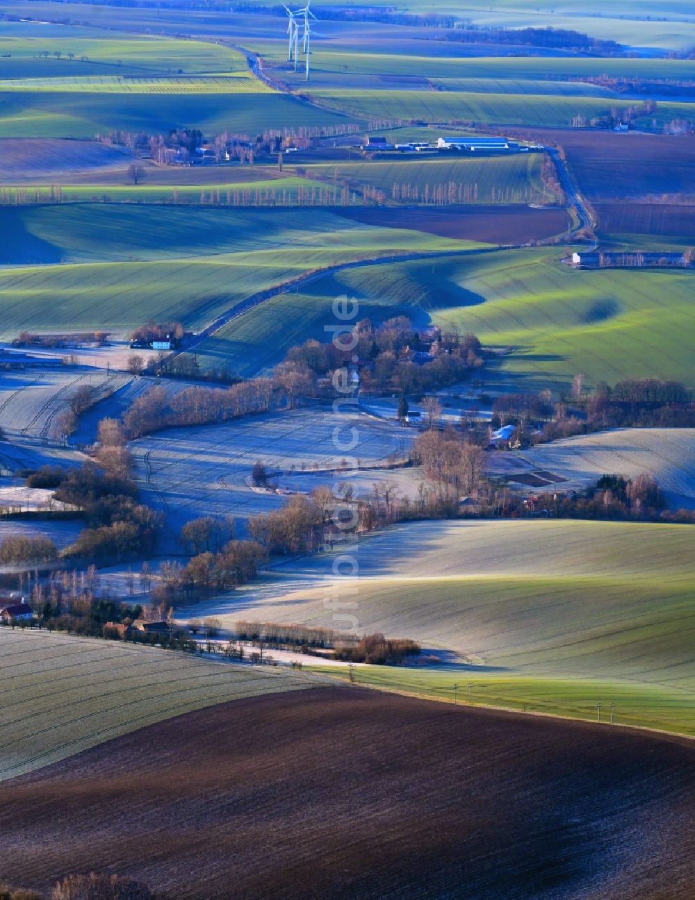 Luftaufnahme Paltzschen - Rauhreif über den Hügeln landwirtschaftlicher Feldern in Paltzschen im Bundesland Sachsen, Deutschland