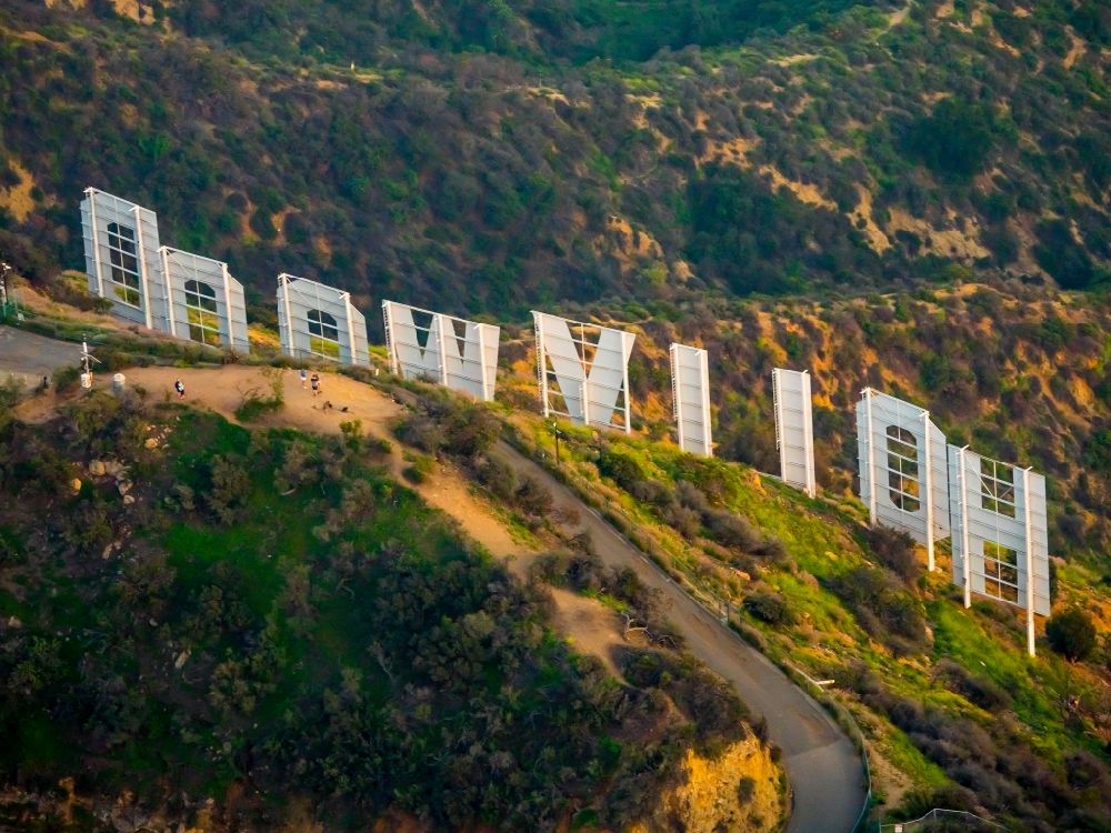Luftbild Los Angeles - Rückansicht des Wahrzeichens Hollywood Sign - Schriftzug auf Mount Lee in Los Angeles in Kalifornien, USA