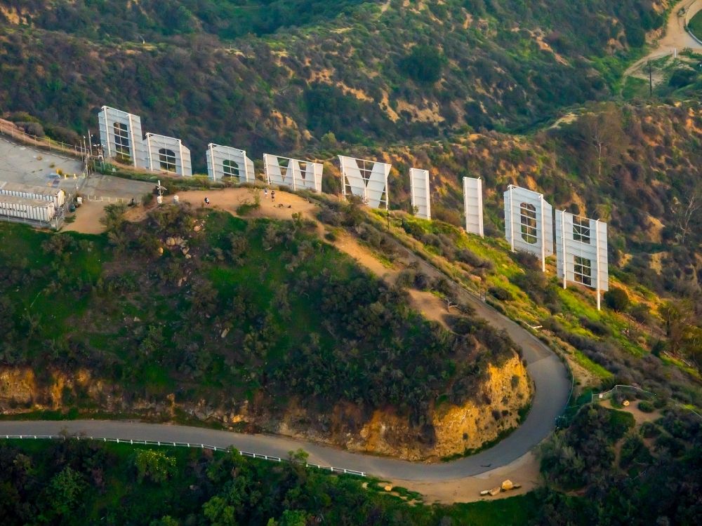 Luftaufnahme Los Angeles - Rückansicht des Wahrzeichens Hollywood Sign - Schriftzug auf Mount Lee in Los Angeles in Kalifornien, USA