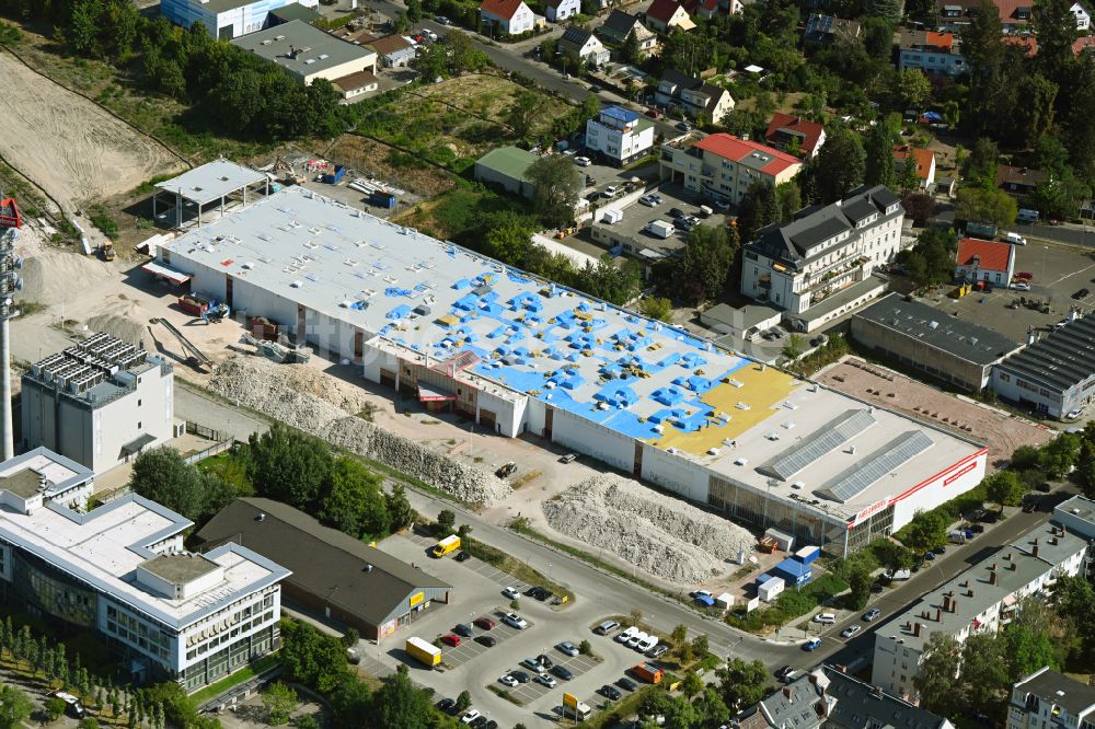 Berlin von oben - Rückbau des Gebäudes des Baumarktes der Hellweg-Die Profibaumärkte GmbH & Co. KG in Berlin