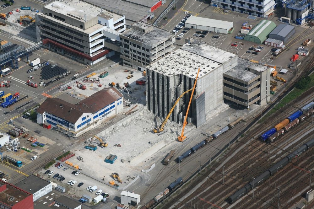 Muttenz von oben - Rückbau eines Silo -Gebäudekomplex und Logistikzentrum auf dem Gelände der Novartis Pharma Schweizerhalle an der Rothausstrasse in Muttenz im Kanton Basel-Landschaft, Schweiz