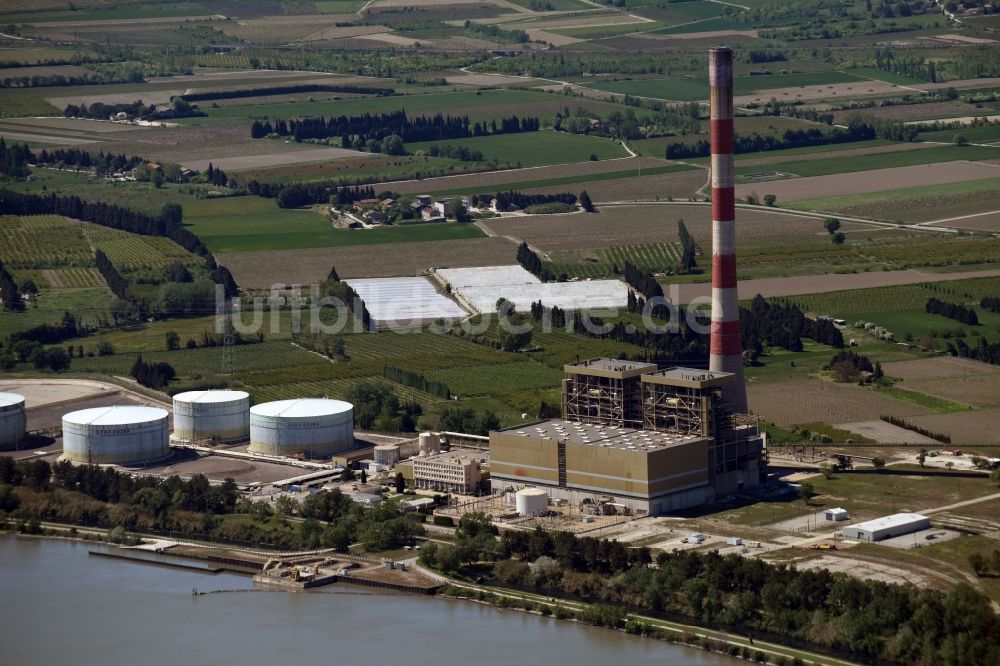 Aramon von oben - Reaktorblöcke und Anlagen des AKW - KKW Kernkraftwerk in Aramon in Languedoc-Roussillon Midi-Pyrenees, Frankreich