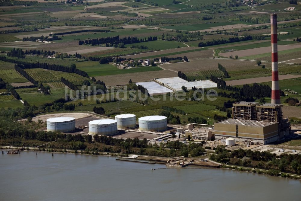Luftaufnahme Aramon - Reaktorblöcke und Anlagen des AKW - KKW Kernkraftwerk in Aramon in Languedoc-Roussillon Midi-Pyrenees, Frankreich