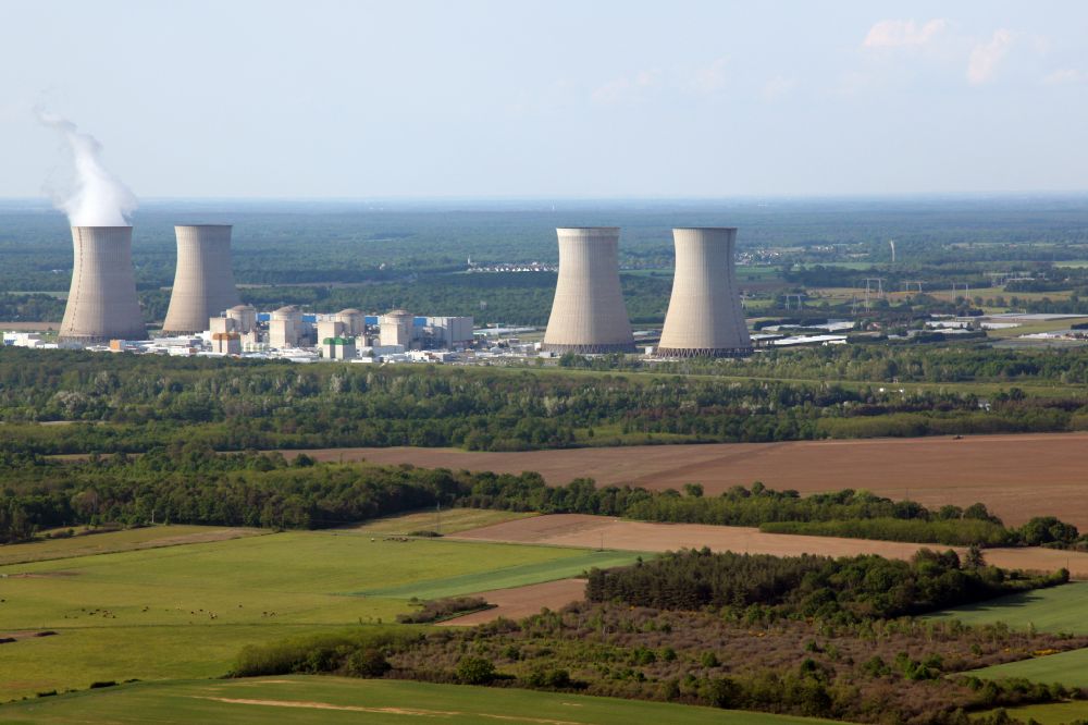 Luftaufnahme Dampierre-en-Burly - Reaktorblöcke und Anlagen des AKW - KKW Kernkraftwerk in Dampierre-en-Burly in Centre, Frankreich