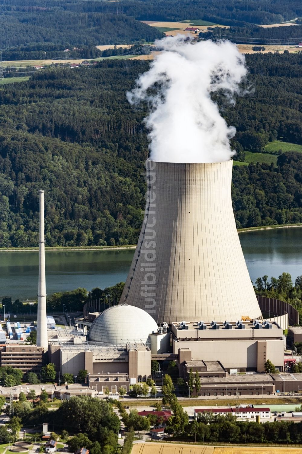 Essenbach von oben - Reaktorblöcke und Anlagen des AKW - KKW Kernkraftwerk in Essenbach im Bundesland Bayern, Deutschland