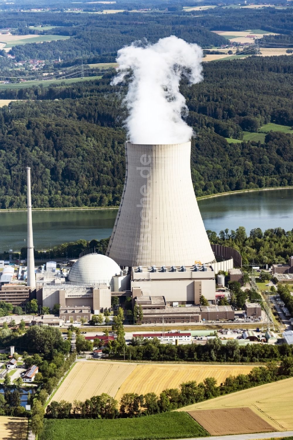 Essenbach aus der Vogelperspektive: Reaktorblöcke und Anlagen des AKW - KKW Kernkraftwerk in Essenbach im Bundesland Bayern, Deutschland