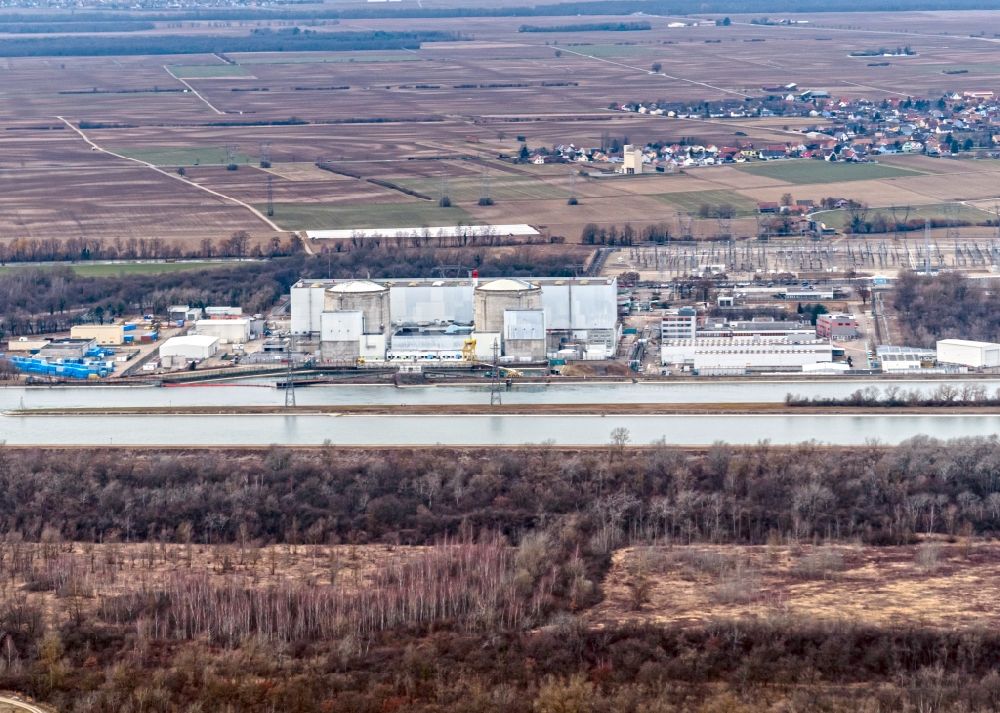 Fessenheim von oben - Reaktorblöcke und Anlagen des AKW - KKW Kernkraftwerk in Fessenheim in Grand Est, Frankreich