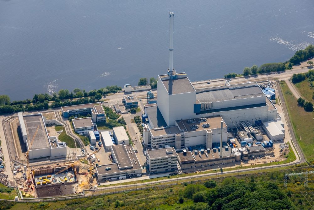 Luftaufnahme Geesthacht - Reaktorblöcke und Anlagen des AKW - KKW Kernkraftwerk in Geesthacht im Bundesland Schleswig-Holstein, Deutschland