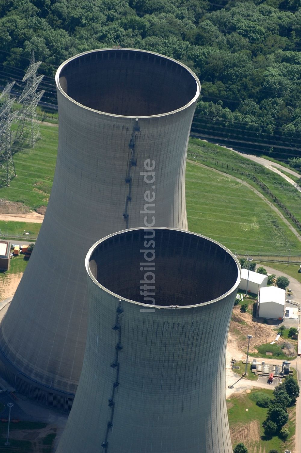 Luftaufnahme Grafenrheinfeld - Reaktorblöcke und Anlagen des AKW - KKW Kernkraftwerk in Grafenrheinfeld im Bundesland Bayern