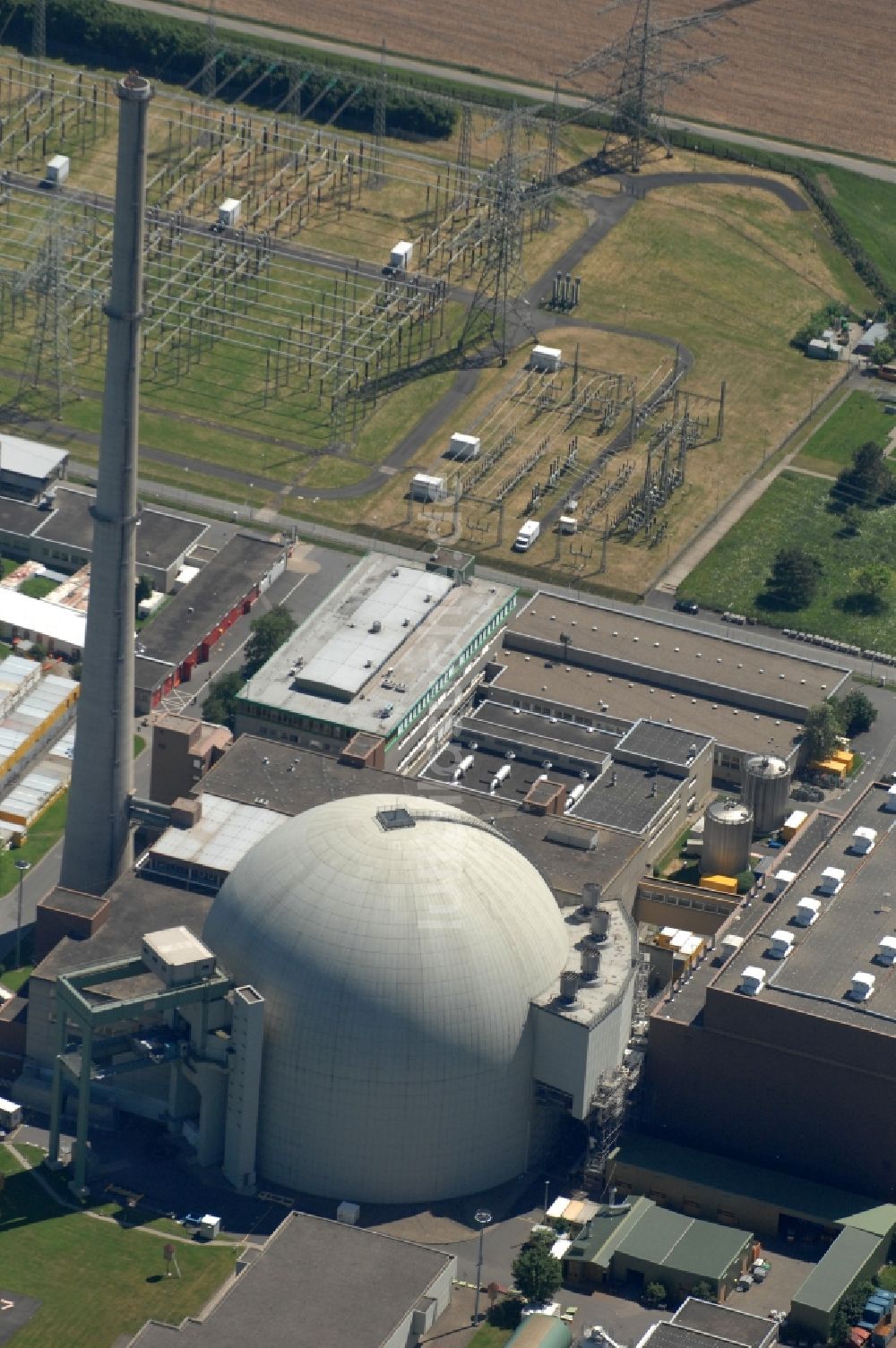 Grafenrheinfeld aus der Vogelperspektive: Reaktorblöcke und Anlagen des AKW - KKW Kernkraftwerk in Grafenrheinfeld im Bundesland Bayern