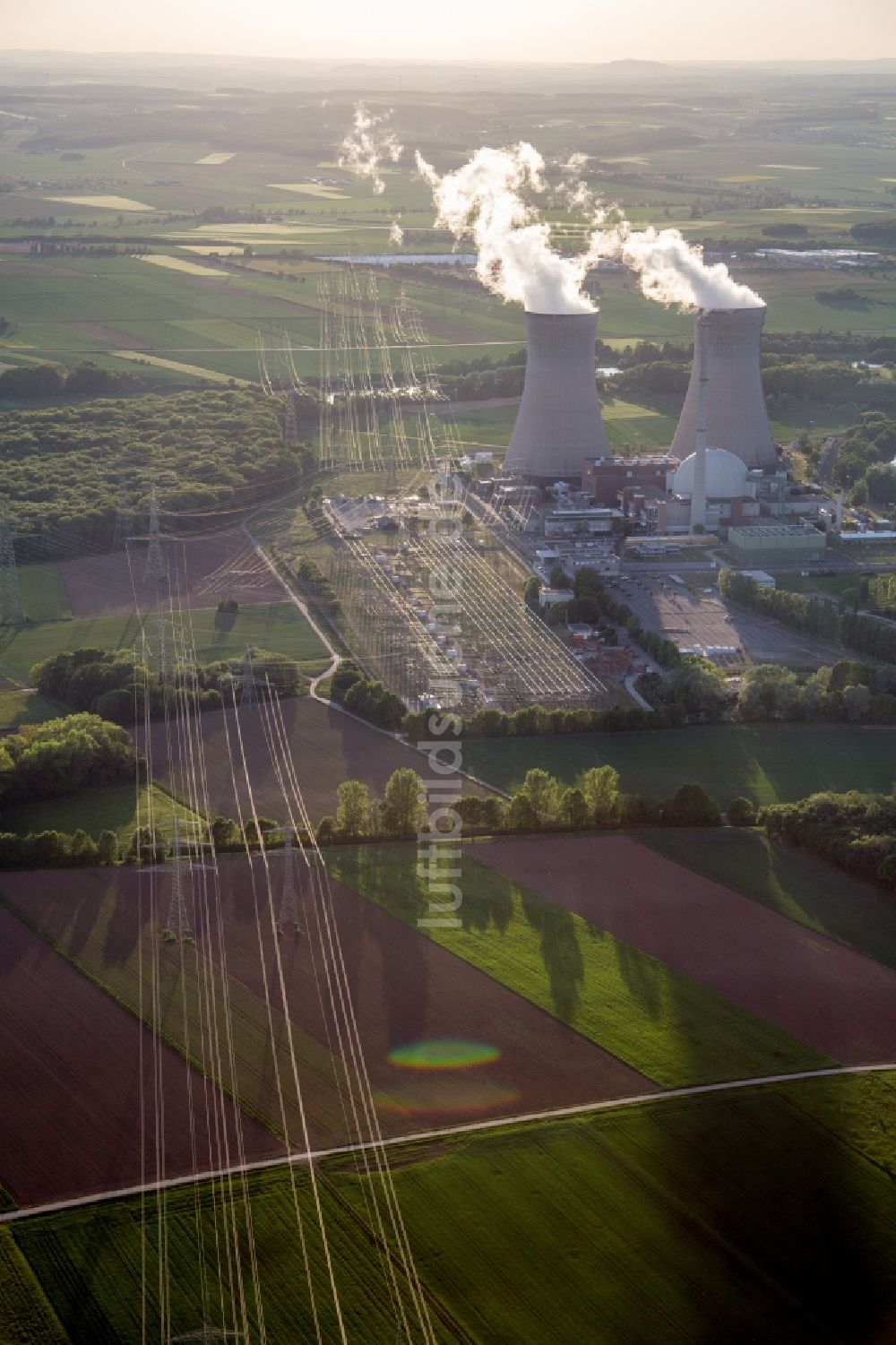 Grafenrheinfeld von oben - Reaktorblöcke und Anlagen des AKW - KKW Kernkraftwerk in Grafenrheinfeld im Bundesland Bayern, Deutschland
