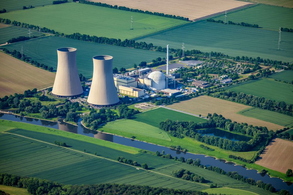 Grohnde aus der Vogelperspektive: Reaktorblöcke und Anlagen des AKW - KKW Kernkraftwerk Grohnde im Bundesland Niedersachsen, Deutschland