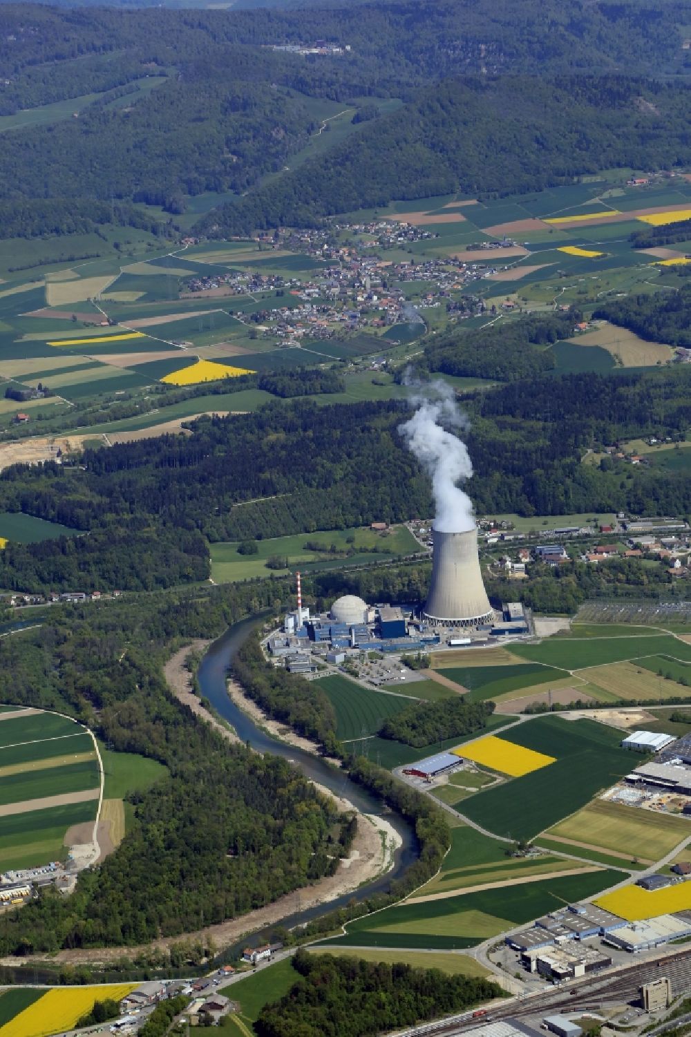 Däniken von oben - Reaktorblöcke und Anlagen des AKW - KKW Kernkraftwerk Gösgen in Däniken in Solothurn, Schweiz