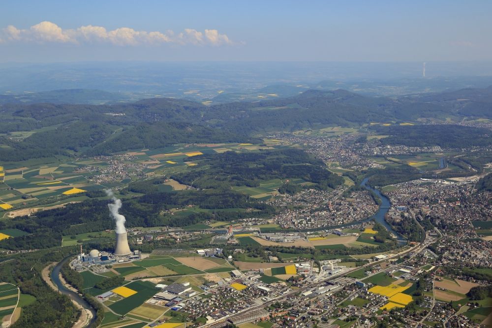 Däniken aus der Vogelperspektive: Reaktorblöcke und Anlagen des AKW - KKW Kernkraftwerk Gösgen in Däniken in Solothurn, Schweiz