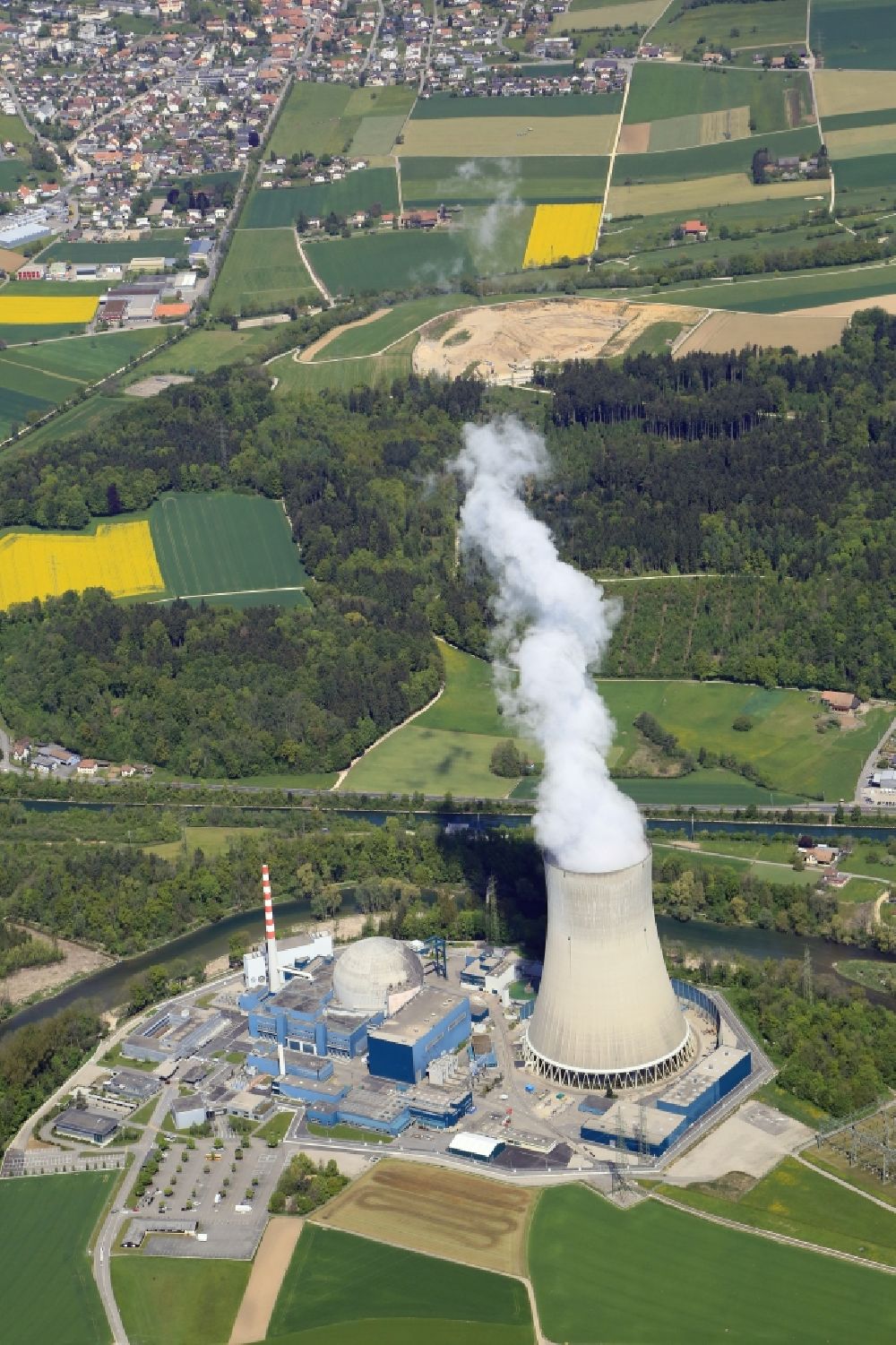 Däniken aus der Vogelperspektive: Reaktorblöcke und Anlagen des AKW - KKW Kernkraftwerk Gösgen in Däniken in Solothurn, Schweiz