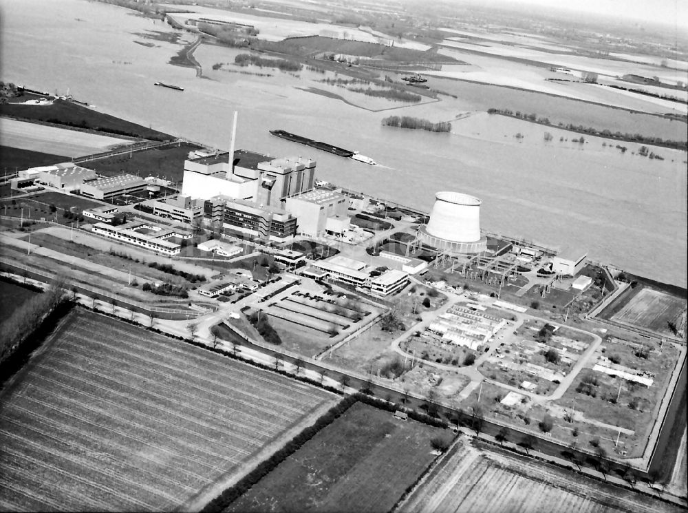 Luftaufnahme Kalkar - Reaktorblöcke und Anlagen des AKW - KKW Kernkraftwerk in Kalkar im Bundesland Nordrhein-Westfalen, Deutschland