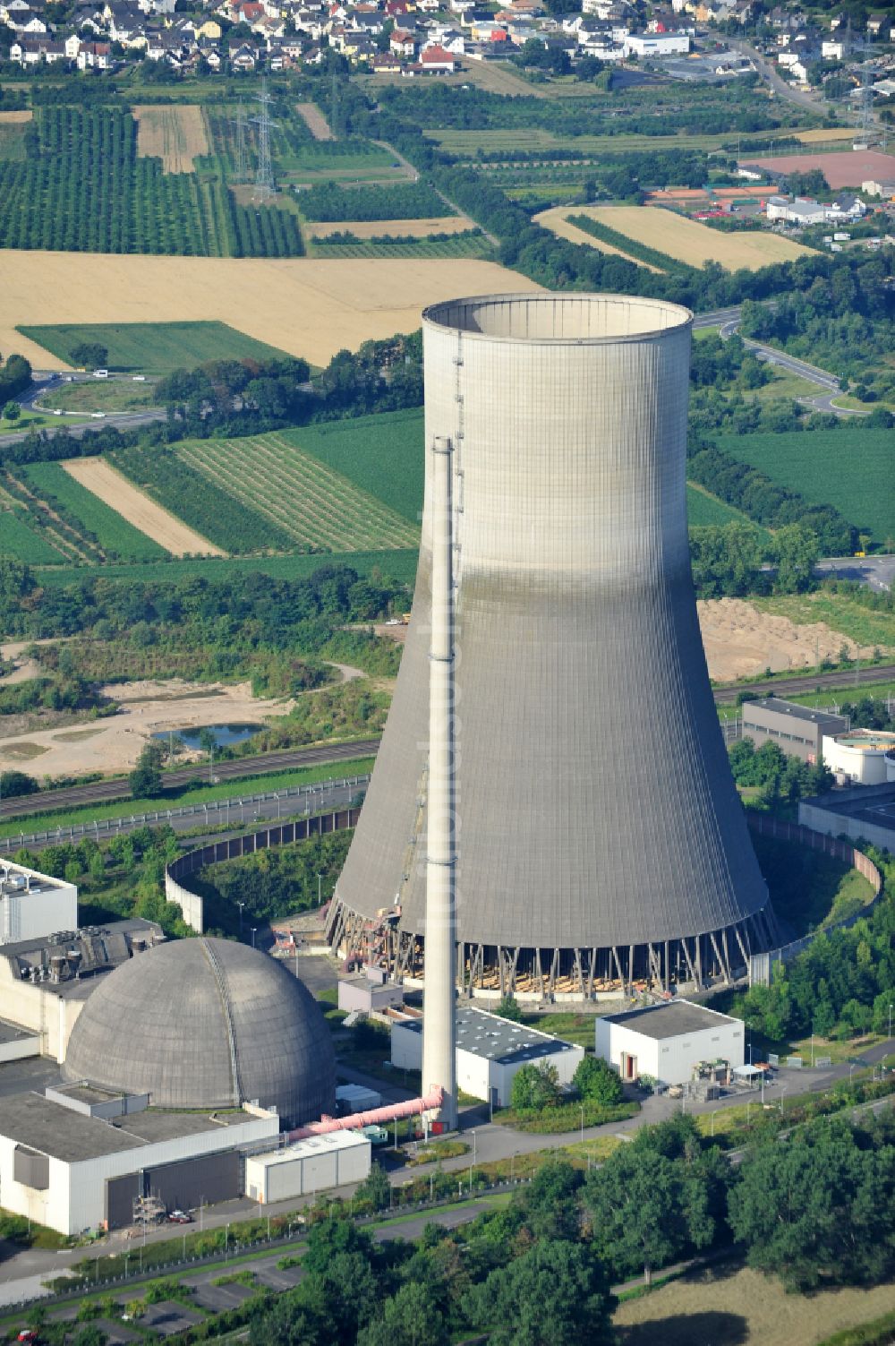 Mülheim-Kärlich von oben - Reaktorblöcke und Anlagen des AKW - KKW Kernkraftwerk in Mülheim-Kärlich im Bundesland Rheinland-Pfalz, Deutschland
