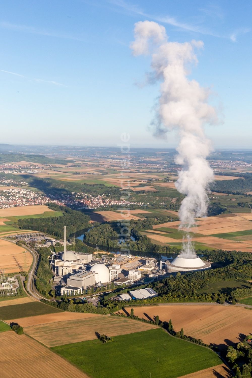 Luftaufnahme Neckarwestheim - Reaktorblöcke und Anlagen des AKW - KKW Kernkraftwerk in Neckarwestheim im Bundesland Baden-Württemberg, Deutschland