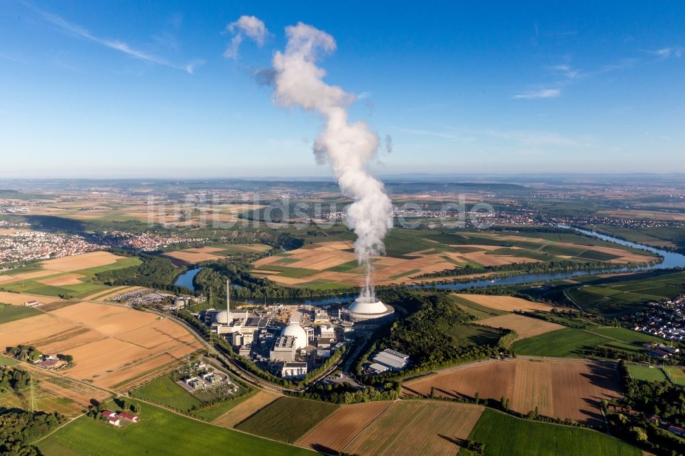 Neckarwestheim von oben - Reaktorblöcke und Anlagen des AKW - KKW Kernkraftwerk in Neckarwestheim im Bundesland Baden-Württemberg, Deutschland