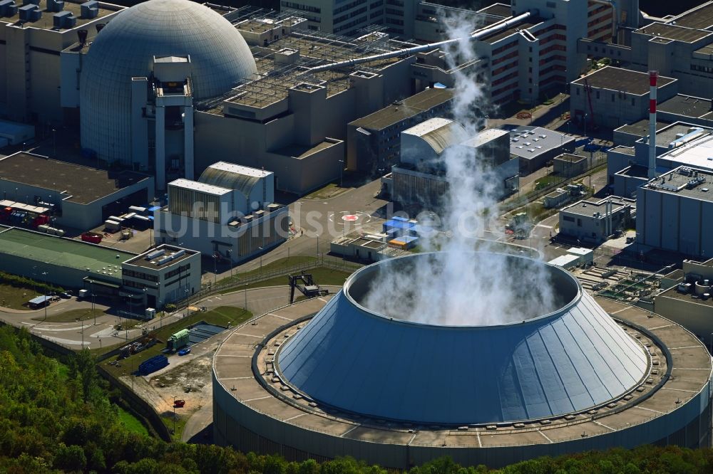 Neckarwestheim aus der Vogelperspektive: Reaktorblöcke und Anlagen des AKW - KKW Kernkraftwerk in Neckarwestheim im Bundesland Baden-Württemberg, Deutschland