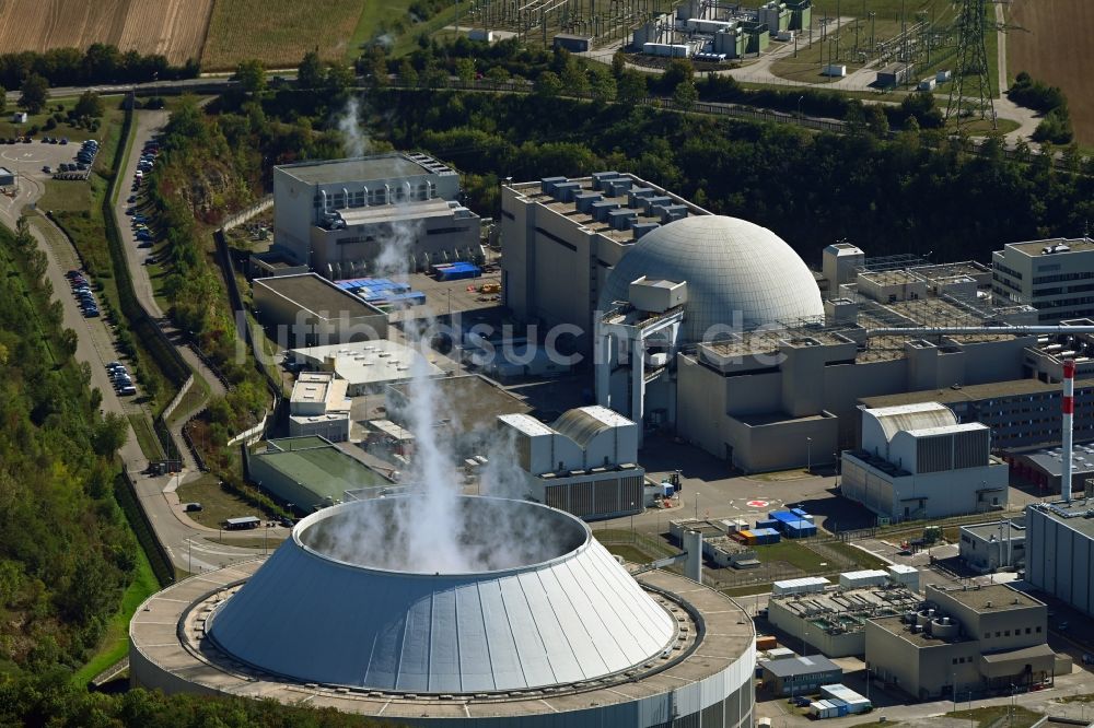 Luftaufnahme Neckarwestheim - Reaktorblöcke und Anlagen des AKW - KKW Kernkraftwerk in Neckarwestheim im Bundesland Baden-Württemberg, Deutschland