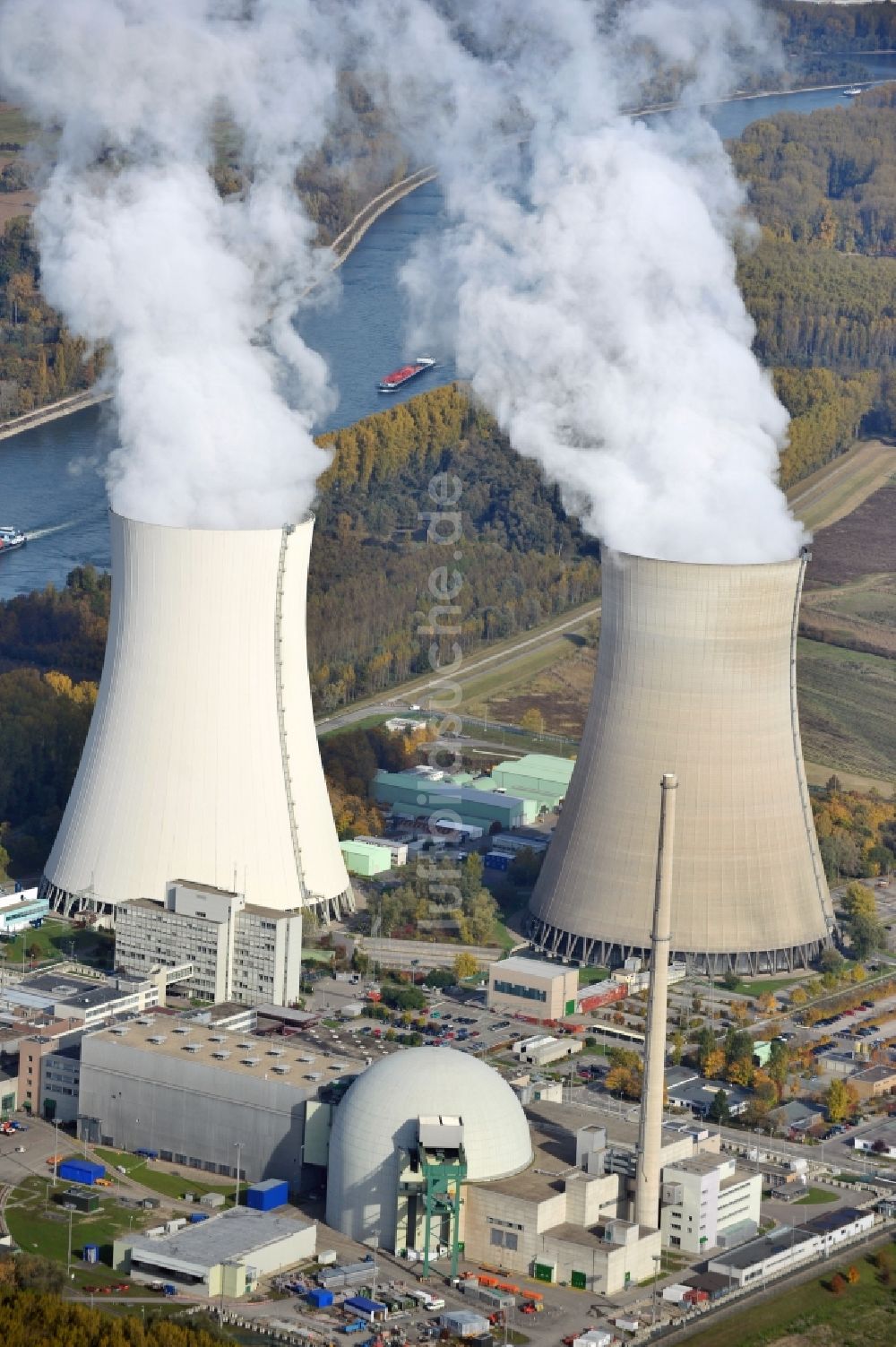 Philippsburg aus der Vogelperspektive: Reaktorblöcke und Anlagen des AKW - KKW Kernkraftwerk in Philippsburg im Bundesland Baden-Württemberg, Deutschland