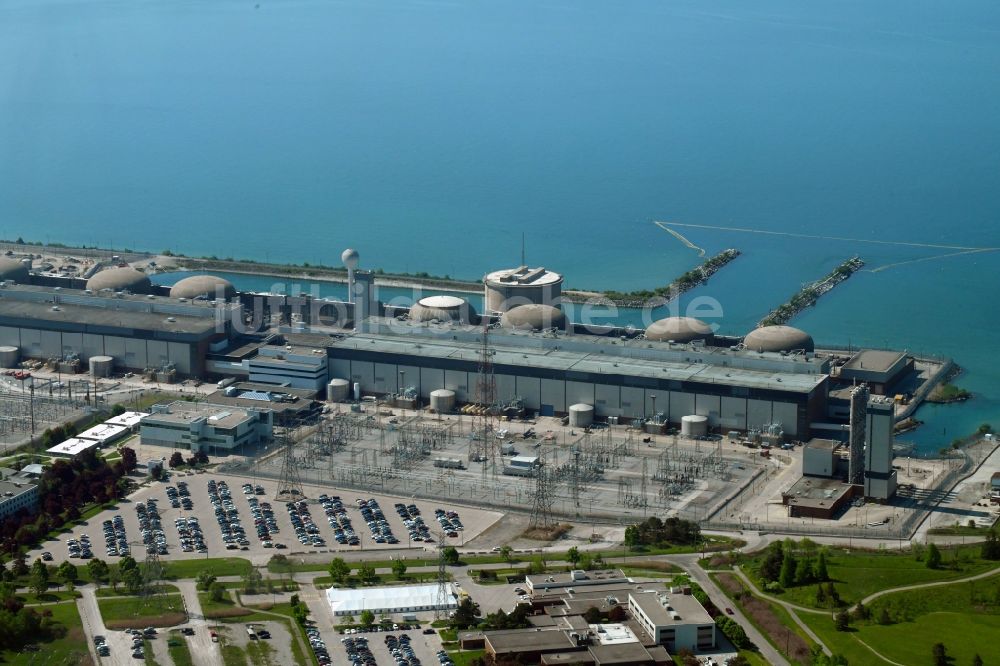 Pickering von oben - Reaktorblöcke und Anlagen des AKW - KKW Kernkraftwerk in Pickering in Ontario, Kanada