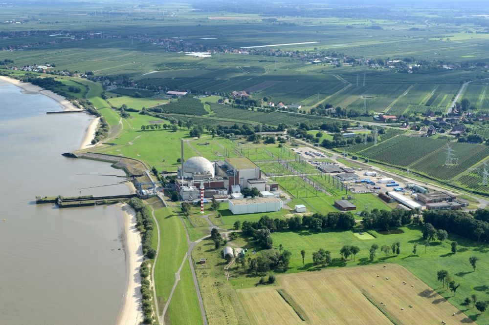 Stade von oben - Reaktorblöcke und Anlagen des AKW - KKW Kernkraftwerk Stadersand in Stadersand im Bundesland Niedersachsen