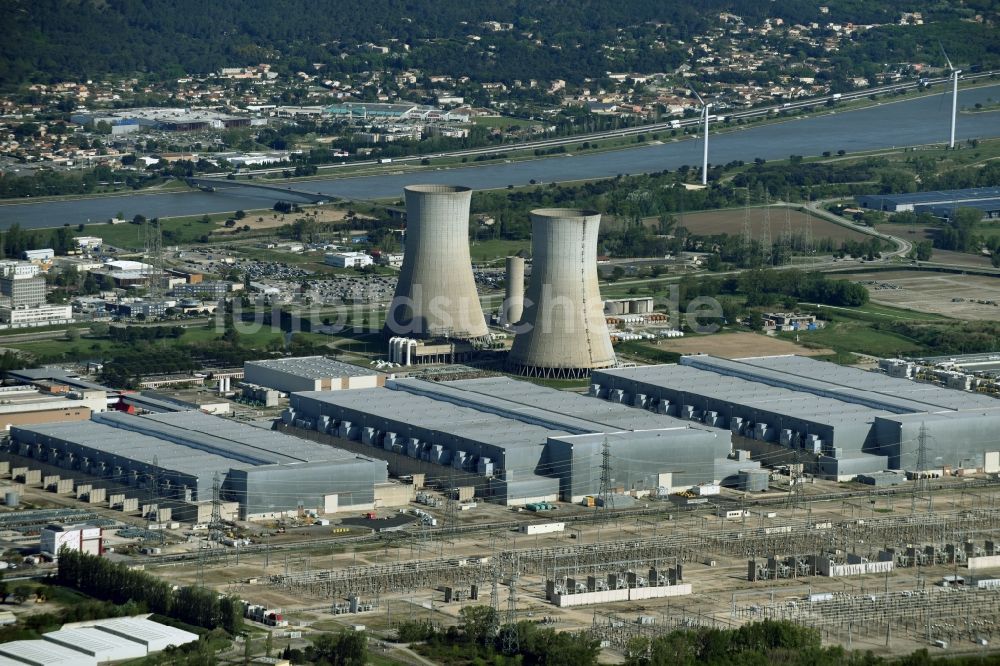 Saint-Paul-Trois-Châteaux aus der Vogelperspektive: Reaktorblöcke und Anlagen des AKW - KKW Kernkraftwerk Tricastin in Saint-Paul-Trois-Châteaux in Auvergne Rhone-Alpes, Frankreich