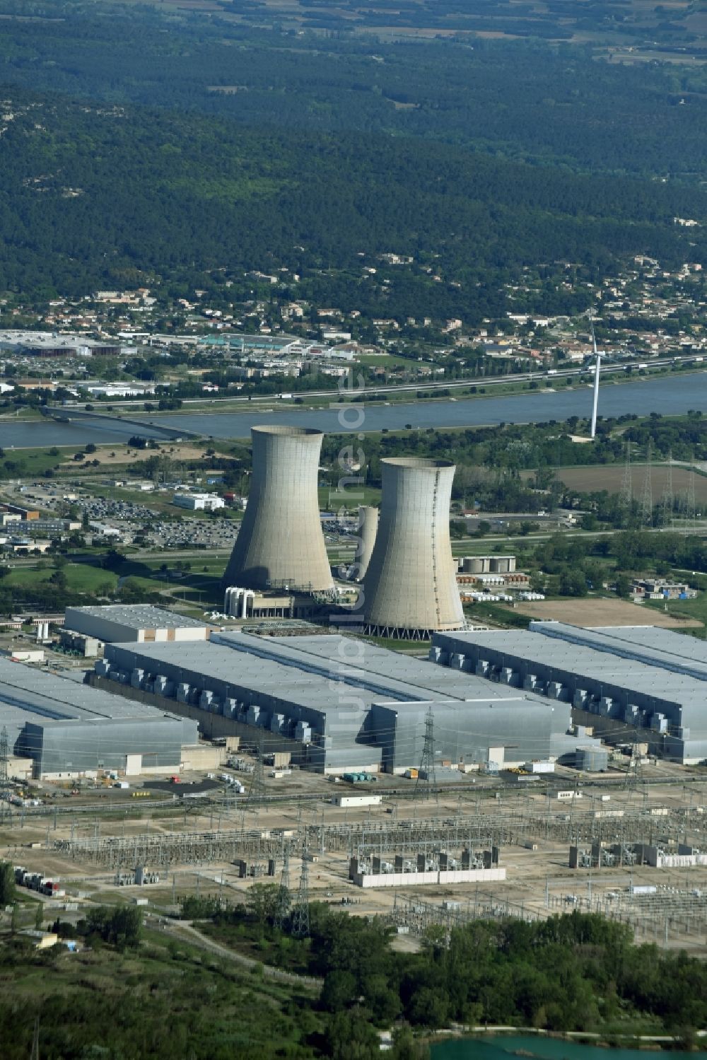 Luftbild Saint-Paul-Trois-Châteaux - Reaktorblöcke und Anlagen des AKW - KKW Kernkraftwerk Tricastin in Saint-Paul-Trois-Châteaux in Auvergne Rhone-Alpes, Frankreich