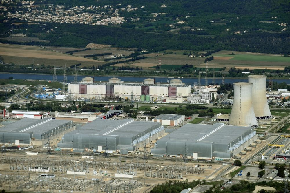 Saint-Paul-Trois-Châteaux aus der Vogelperspektive: Reaktorblöcke und Anlagen des AKW - KKW Kernkraftwerk Tricastin in Saint-Paul-Trois-Châteaux in Auvergne Rhone-Alpes, Frankreich