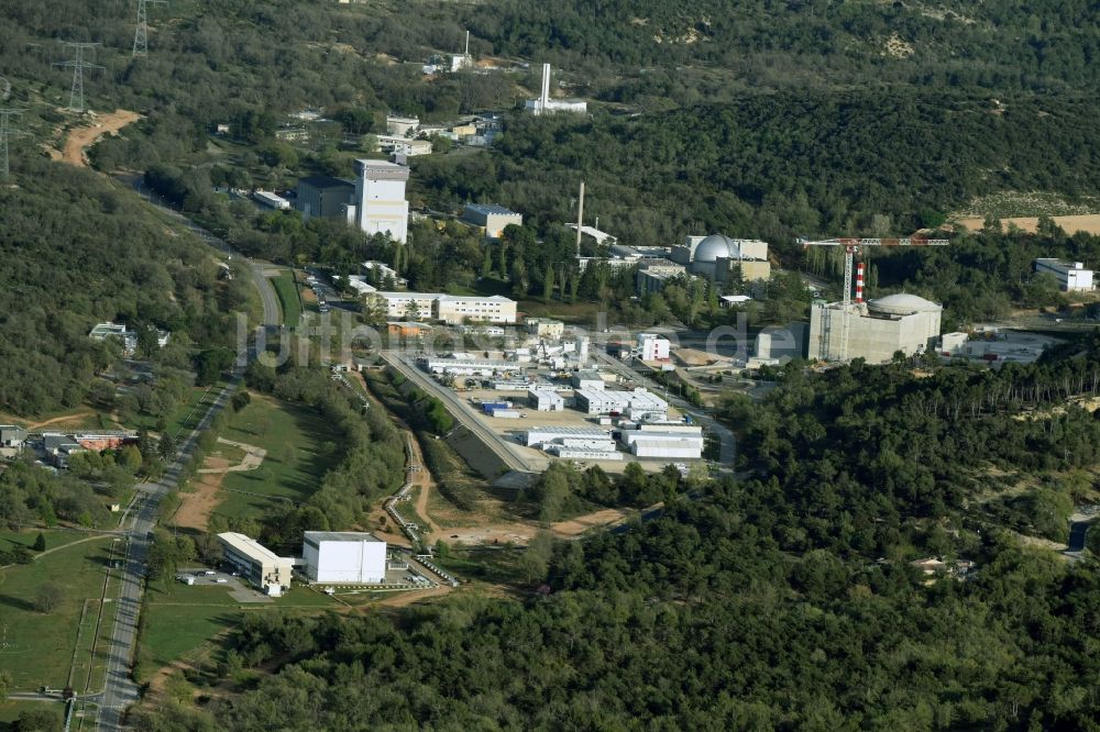 Saint-Paul-lez-Durance von oben - Reaktorblöcke und Anlagen des CEA Cadarache Forschungsinstitutes mit AKW - KKW Kernkraftwerk in Saint-Paul-lez-Durance in Provence-Alpes-Cote d'Azur, Frankreich
