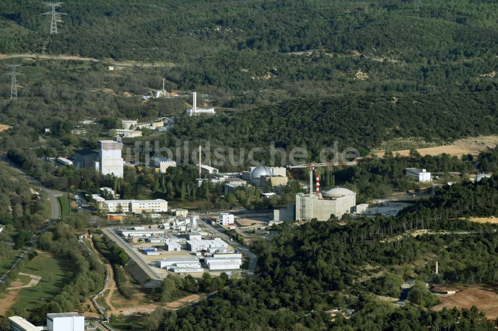 Saint-Paul-lez-Durance aus der Vogelperspektive: Reaktorblöcke und Anlagen des CEA Cadarache Forschungsinstitutes mit AKW - KKW Kernkraftwerk in Saint-Paul-lez-Durance in Provence-Alpes-Cote d'Azur, Frankreich