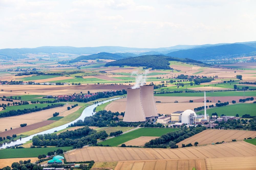 Luftbild Emmerthal - Reaktorblöcke, Kühlturmbauwerke KKW Kernkraftwerk Grohnde an der Weser im Abendrot in Grohnde im Bundesland Niedersachsen, Deutschland
