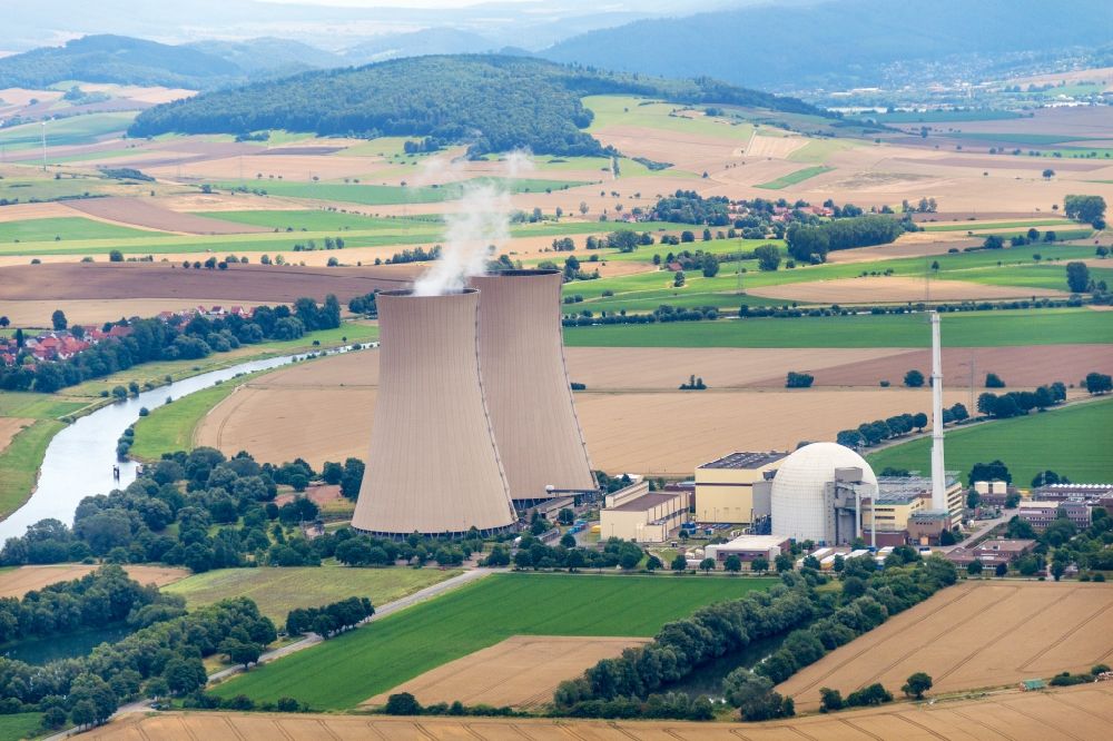 Luftaufnahme Emmerthal - Reaktorblöcke, Kühlturmbauwerke KKW Kernkraftwerk Grohnde an der Weser im Abendrot in Grohnde im Bundesland Niedersachsen, Deutschland