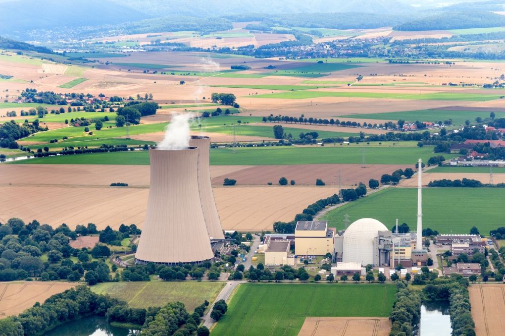 Emmerthal von oben - Reaktorblöcke, Kühlturmbauwerke KKW Kernkraftwerk Grohnde an der Weser im Abendrot in Grohnde im Bundesland Niedersachsen, Deutschland