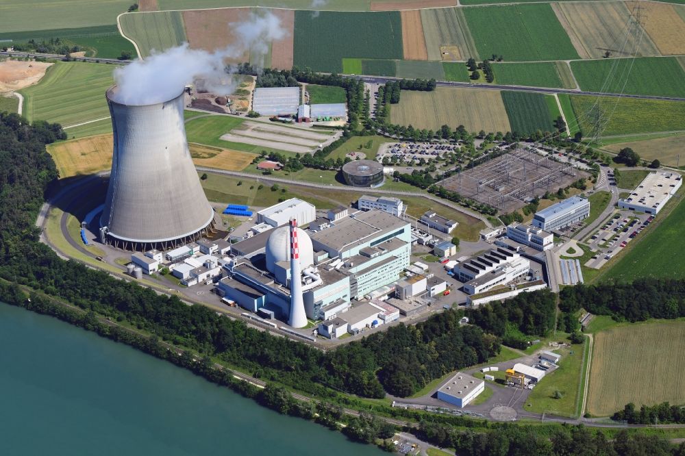 Luftaufnahme Leibstadt - Reaktorblock und Anlagen des AKW - KKW Kernkraftwerk KKL in Leibstadt am Rhein im Kanton Aargau, Schweiz