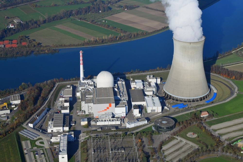 Leibstadt aus der Vogelperspektive: Reaktorblock und Anlagen des AKW - KKW Kernkraftwerk KKL in Leibstadt am Rhein im Kanton Aargau, Schweiz