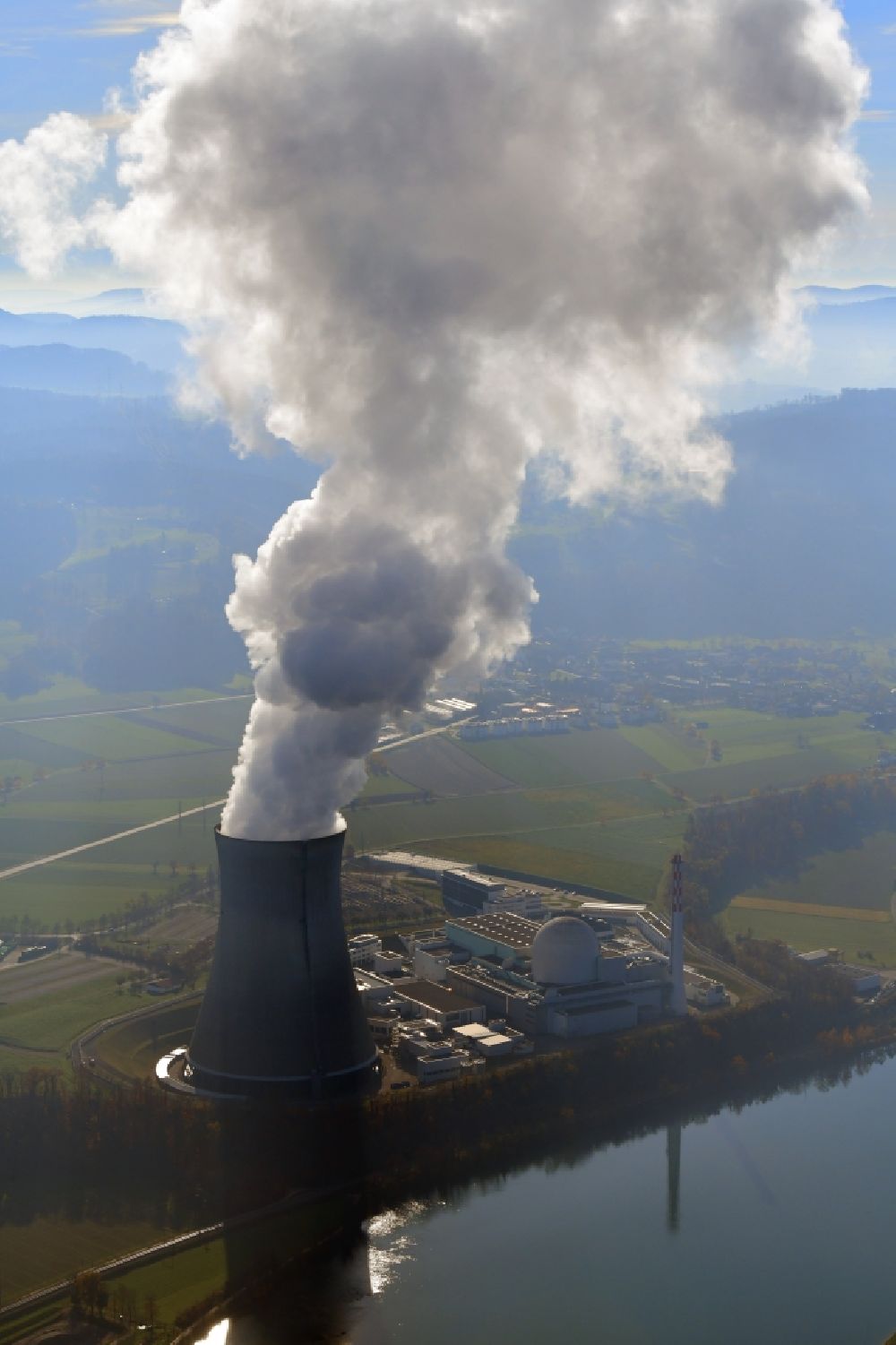 Leibstadt von oben - Reaktorblock und Anlagen des AKW - KKW Kernkraftwerk KKL in Leibstadt am Rhein im Kanton Aargau, Schweiz